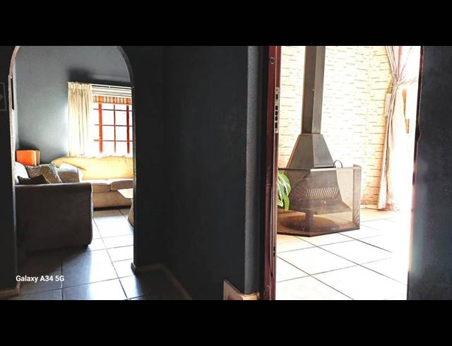 4 BEDROOM HOUSE FOR SALE IN COUNTRY VIEW